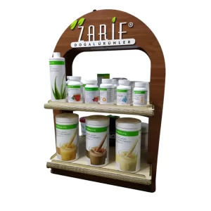 Masaüstü iki yönlü ahşap stand – ürünlerle sergilenmiş hali